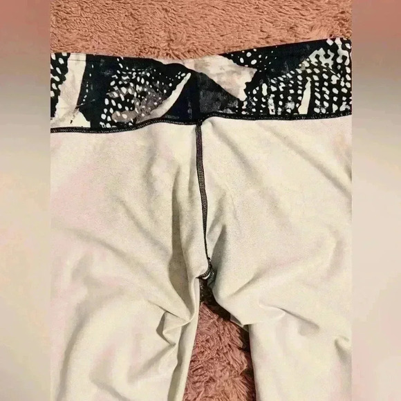 Lululemon Leggings in Black and White (Women's Size 6) - Picture 10 of 10